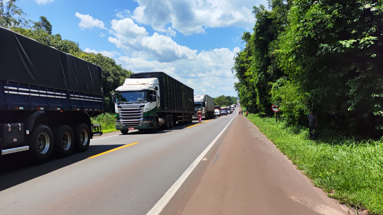 Foto 3 de 9 — URGENTE: Acidente entre caminhões interdita SP-255 entre BES e Araraquara